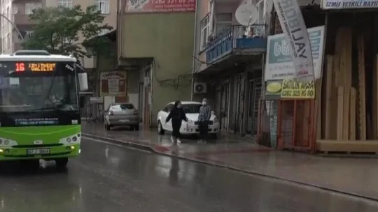 Sağanak yağmura hazırlıksız yakalananlar kaçacak yer aradı