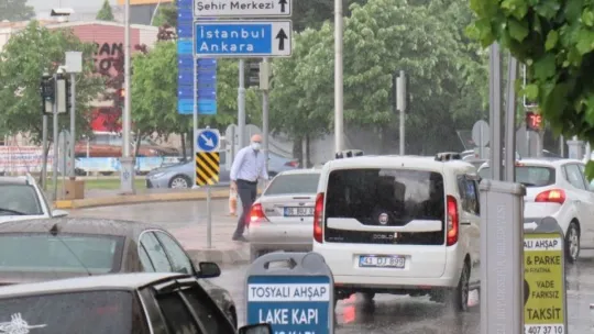 Sağanak yağmura hazırlıksız yakalananlar kaçacak yer aradı