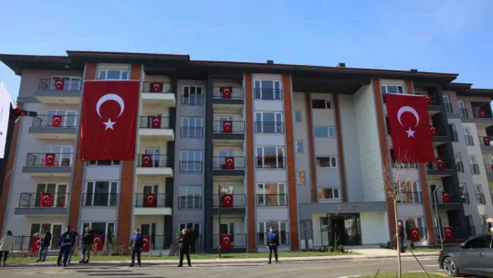 Sağlık çalışanları konutlarına kavuştu