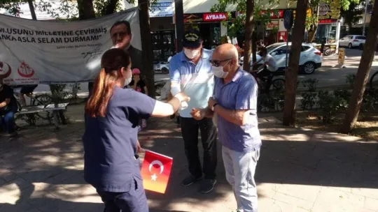 Sağlık çalışanları, maske ve sosyal mesafeye dikkat çekmek için yürüdü