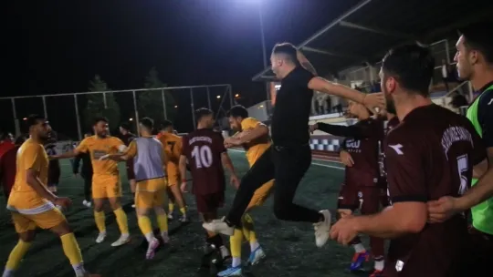 Sahaya atlayan taraftara futbolcu tokadı