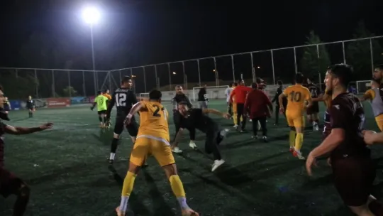 Sahaya atlayan taraftara futbolcu tokadı