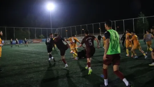 Sahaya atlayan taraftara futbolcu tokadı