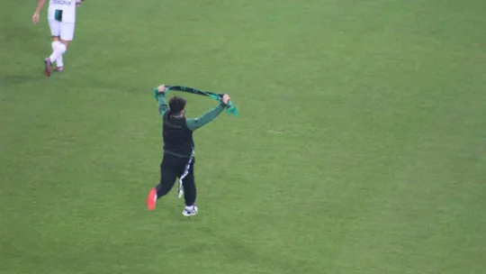 Sahaya atlayıp Kocaelispor tribününe Sakaryaspor atkısı açınca ortalık karıştı
