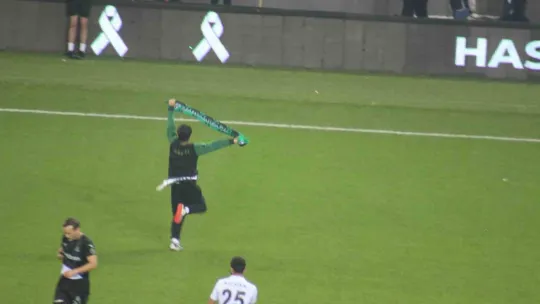 Sahaya atlayıp Kocaelispor tribününe Sakaryaspor atkısı açınca ortalık karıştı