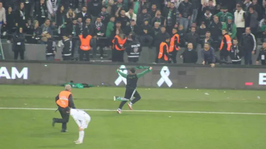 Sahaya atlayıp Kocaelispor tribününe Sakaryaspor atkısı açınca ortalık karıştı