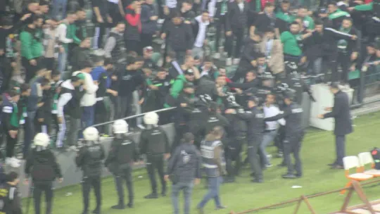 Sahaya atlayıp Kocaelispor tribününe Sakaryaspor atkısı açınca ortalık karıştı