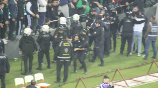 Sahaya atlayıp Kocaelispor tribününe Sakaryaspor atkısı açınca ortalık karıştı