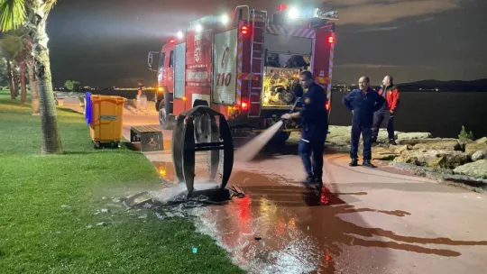 Sahildeki çöp konteynerini ateşe verdiler