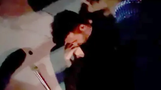Sahneden düşen Emre Kaya hastaneye kaldırıldı