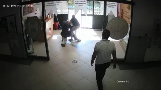 Veli okul idaresine bıçakla saldırdı