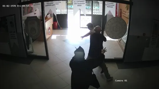 Veli okul idaresine bıçakla saldırdı