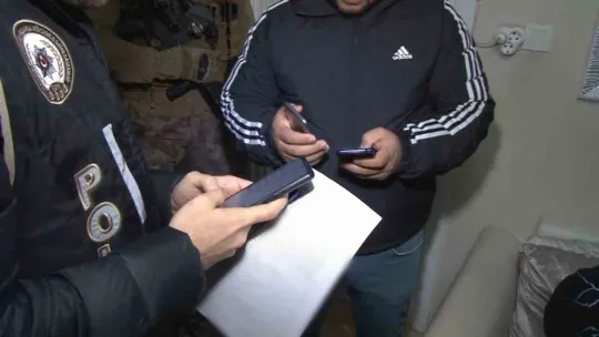 Depremde çocuğunu kaybeden aileleri bile dolandırmışlar