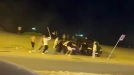 'Yan baktın' kavgası kanlı bitti: Polis yaralandı, 3 tutuklama
