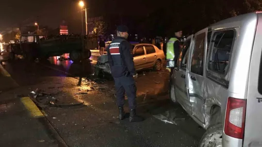 Sakarya'da 3 araç birbirine girdi: 4 yaralı