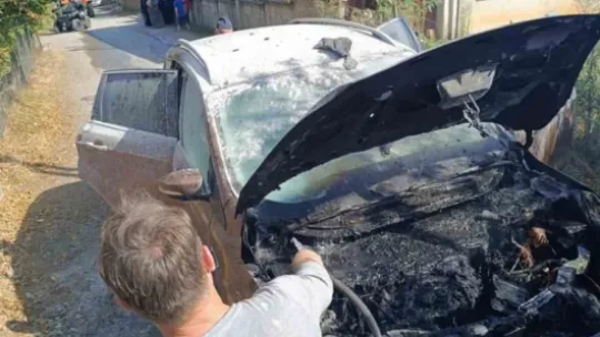 Sakarya'da alev alan otomobil kullanılamaz hale geldi