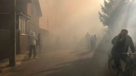 Sakarya'da atölyedeki yangın mahalleliyi sokağa döktü