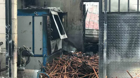 Sakarya'da atölyedeki yangın mahalleliyi sokağa döktü