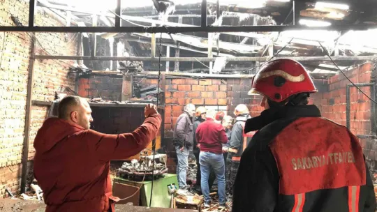 Sakarya'da atölyedeki yangın mahalleliyi sokağa döktü