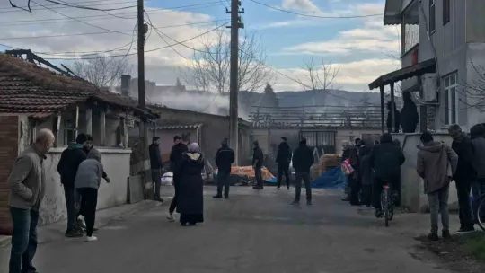 Sakarya'da atölyedeki yangın mahalleliyi sokağa döktü