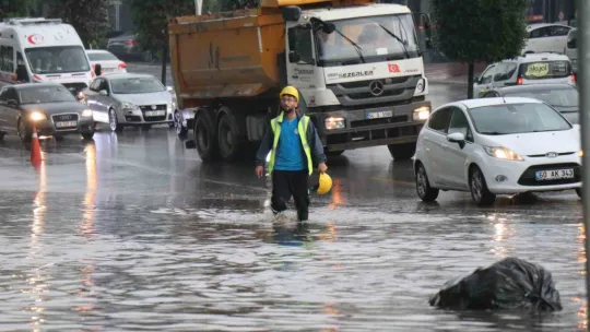 Sakarya'da caddeler göle döndü