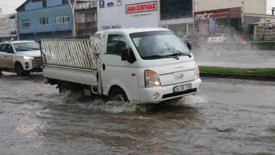 Sakarya'da caddeler göle döndü