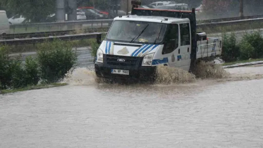 Sakarya'da caddeler göle döndü