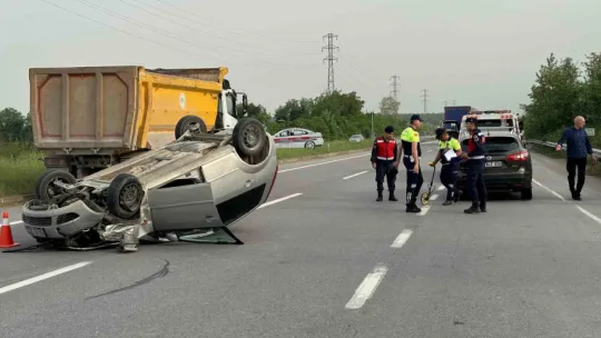Sakarya'da ciple çarpışan otomobil takla attı: 1 yaralı