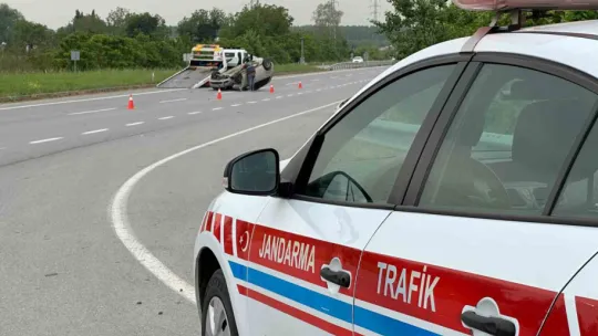 Sakarya'da ciple çarpışan otomobil takla attı: 1 yaralı