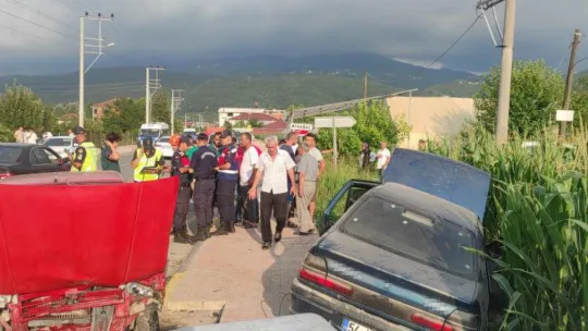 Sakarya'da iki otomobil çarpıştı: 1'i ağır 3 yaralı