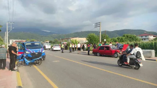 Sakarya'da iki otomobil çarpıştı: 1'i ağır 3 yaralı