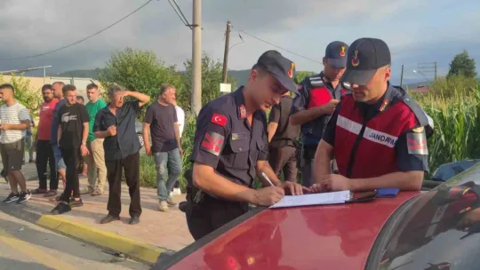 Sakarya'da iki otomobil çarpıştı: 1'i ağır 3 yaralı