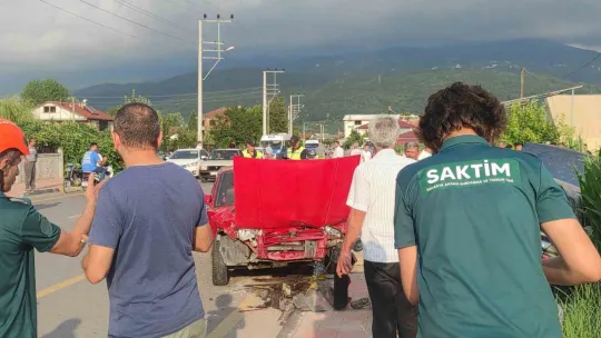 Sakarya'da iki otomobil çarpıştı: 1'i ağır 3 yaralı