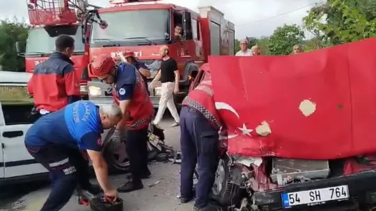 Sakarya'da iki Tofaş kafa kafaya çarpıştı: 3 yaralı