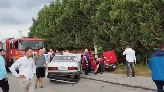 Sakarya'da iki Tofaş kafa kafaya çarpıştı: 3 yaralı