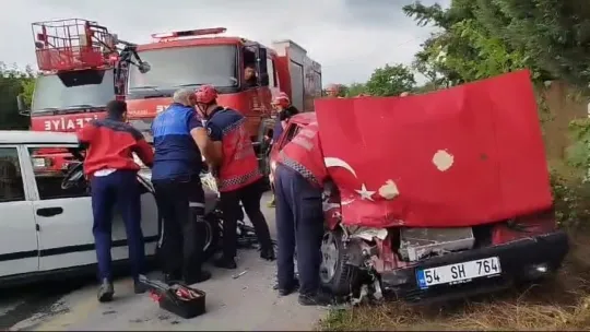 Sakarya'da iki Tofaş kafa kafaya çarpıştı: 3 yaralı