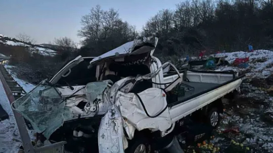 Kamyonet takla attı: Baba ve oğlu yaralandı