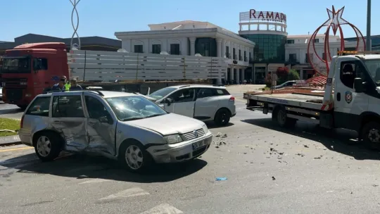 Sakarya'da iki otomobil çarpıştı: 3 yaralı
