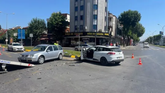 Sakarya'da iki otomobil çarpıştı: 3 yaralı
