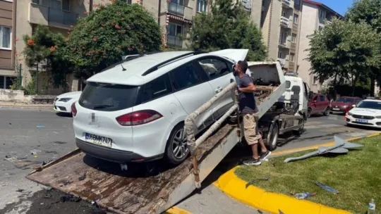 Sakarya'da iki otomobil çarpıştı: 3 yaralı
