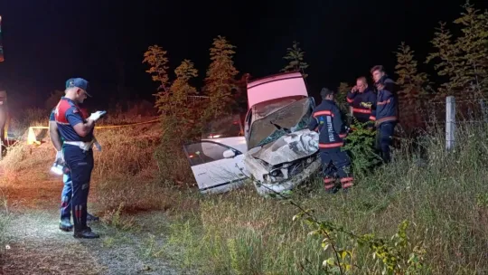 Sakarya'da kontrolden çıkan otomobil hurdaya döndü: 1 ölü, 1 yaralı