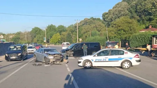 Sakarya'da minibüs ile otomobil kafa kafaya çarpıştı: 5 yaralı