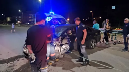 Sakarya'da otomobil duvara çarptı