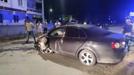 Sakarya'da otomobil duvara çarptı