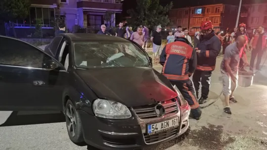 Sakarya'da otomobil duvara çarptı