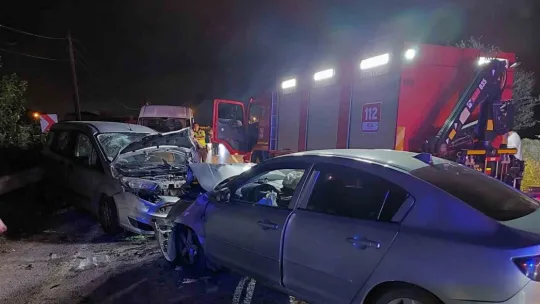 Sakarya'da iki araç kafa kafaya çarpıştı: 5 yaralı