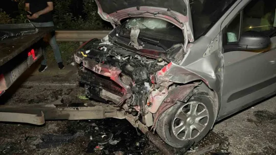 Sakarya'da iki araç kafa kafaya çarpıştı: 5 yaralı