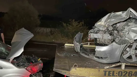 Sakarya'da iki araç kafa kafaya çarpıştı: 5 yaralı