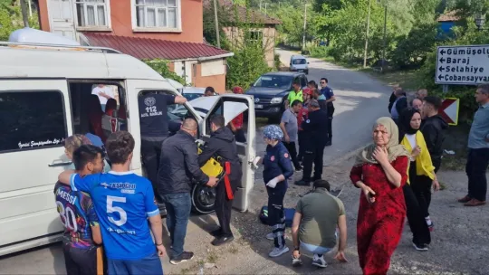 Sakarya'da otomobil ile minibüs kafa kafaya çarpıştı: 4 yaralı