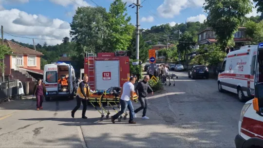 Sakarya'da otomobil ile minibüs kafa kafaya çarpıştı: 4 yaralı